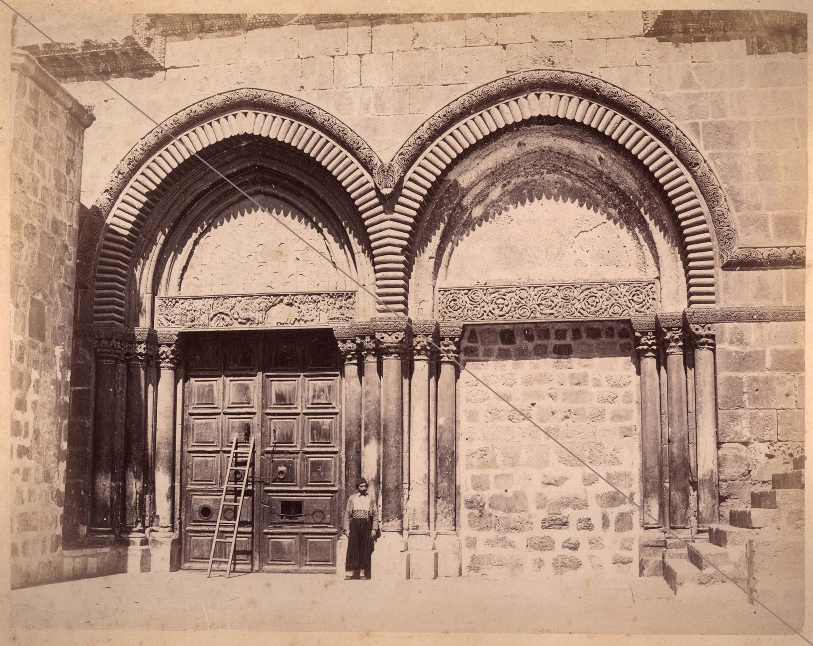 bergheim004.jpg - Entrance to the Church of Holy Sepulchre